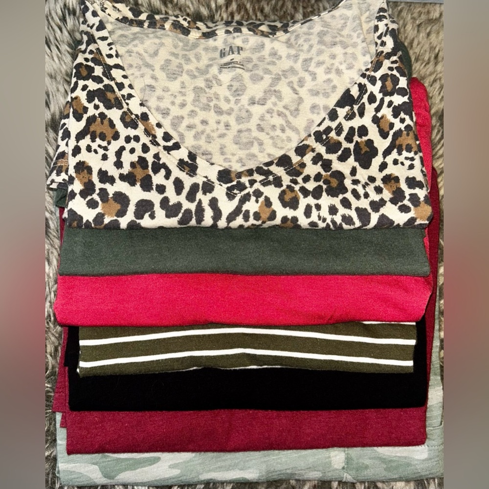7pc GAP T-Shirts Size Medium Bundle Various Colors & Prints V Neck/Scoop Neck